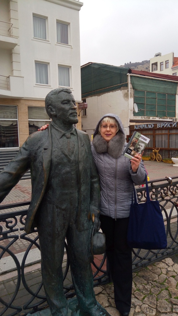 С памятником Куприну в Балаклаве
